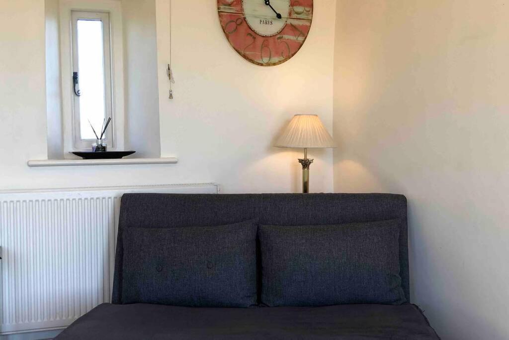Вилла Secluded Romantic Cotswolds Barn - Sleeps 2 To 4 - Near Cirencester - Dog Friendly Kemble Экстерьер фото
