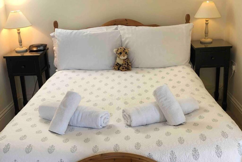 Вилла Secluded Romantic Cotswolds Barn - Sleeps 2 To 4 - Near Cirencester - Dog Friendly Kemble Экстерьер фото