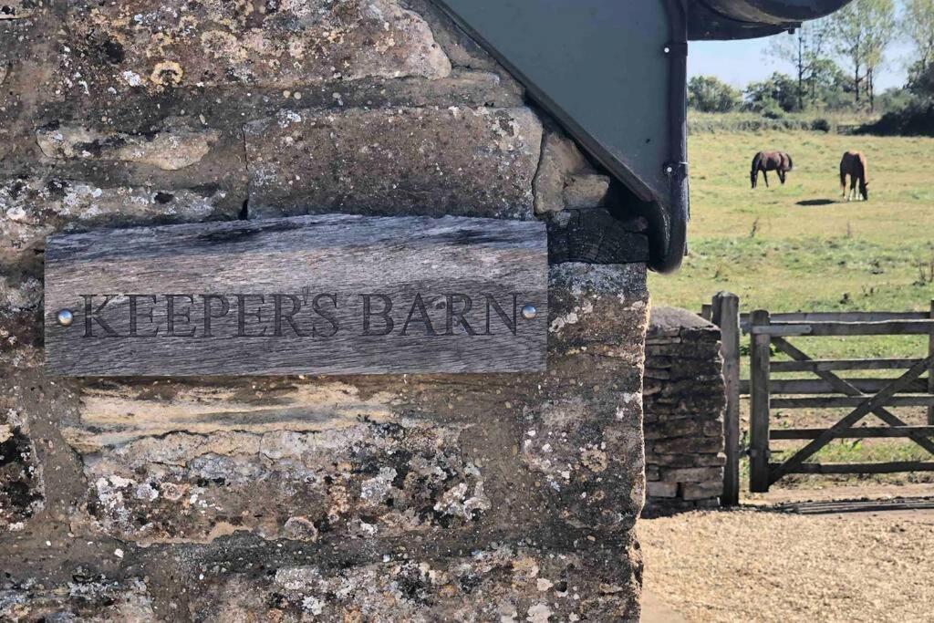 Вилла Secluded Romantic Cotswolds Barn - Sleeps 2 To 4 - Near Cirencester - Dog Friendly Kemble Экстерьер фото