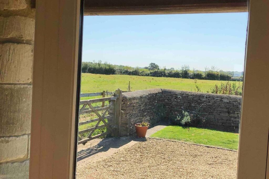 Вилла Secluded Romantic Cotswolds Barn - Sleeps 2 To 4 - Near Cirencester - Dog Friendly Kemble Экстерьер фото