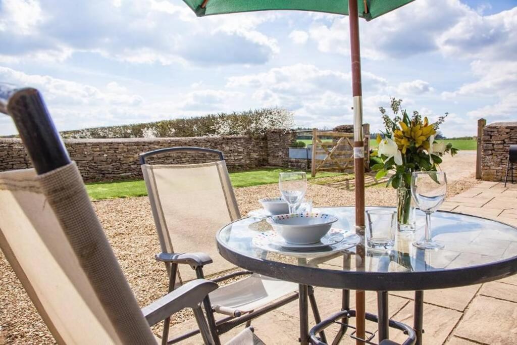 Вилла Secluded Romantic Cotswolds Barn - Sleeps 2 To 4 - Near Cirencester - Dog Friendly Kemble Экстерьер фото