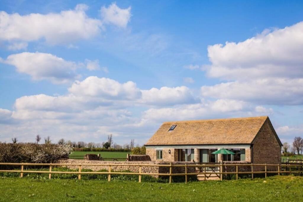 Вилла Secluded Romantic Cotswolds Barn - Sleeps 2 To 4 - Near Cirencester - Dog Friendly Kemble Экстерьер фото