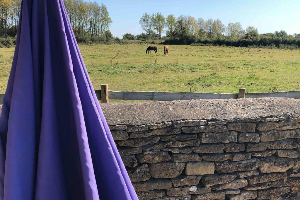 Вилла Secluded Romantic Cotswolds Barn - Sleeps 2 To 4 - Near Cirencester - Dog Friendly Kemble Экстерьер фото