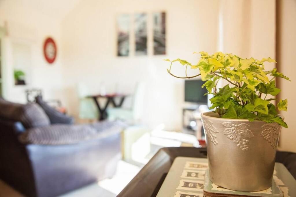 Вилла Secluded Romantic Cotswolds Barn - Sleeps 2 To 4 - Near Cirencester - Dog Friendly Kemble Экстерьер фото