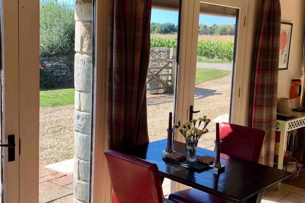 Вилла Secluded Romantic Cotswolds Barn - Sleeps 2 To 4 - Near Cirencester - Dog Friendly Kemble Экстерьер фото