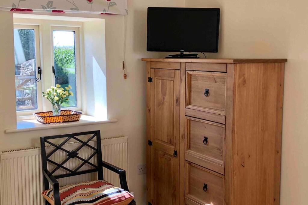 Вилла Secluded Romantic Cotswolds Barn - Sleeps 2 To 4 - Near Cirencester - Dog Friendly Kemble Экстерьер фото