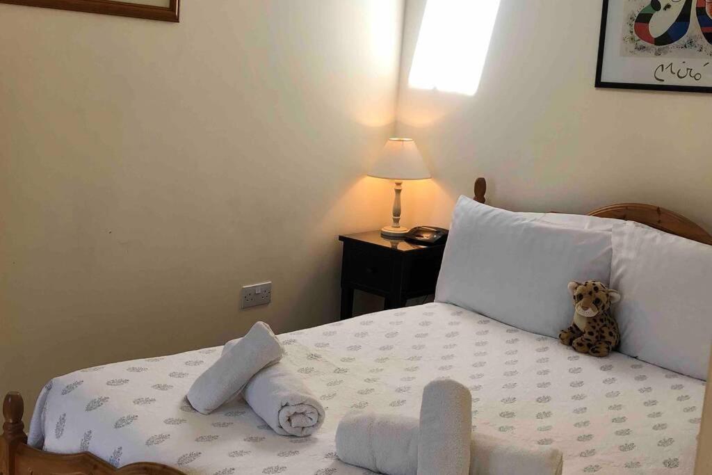 Вилла Secluded Romantic Cotswolds Barn - Sleeps 2 To 4 - Near Cirencester - Dog Friendly Kemble Экстерьер фото