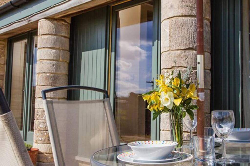Вилла Secluded Romantic Cotswolds Barn - Sleeps 2 To 4 - Near Cirencester - Dog Friendly Kemble Экстерьер фото