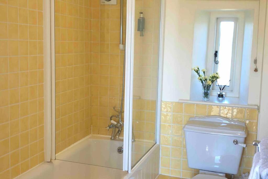 Вилла Secluded Romantic Cotswolds Barn - Sleeps 2 To 4 - Near Cirencester - Dog Friendly Kemble Экстерьер фото
