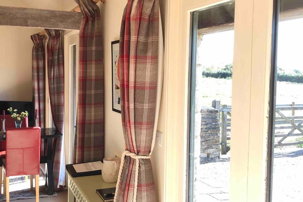 Вилла Secluded Romantic Cotswolds Barn - Sleeps 2 To 4 - Near Cirencester - Dog Friendly Kemble Экстерьер фото