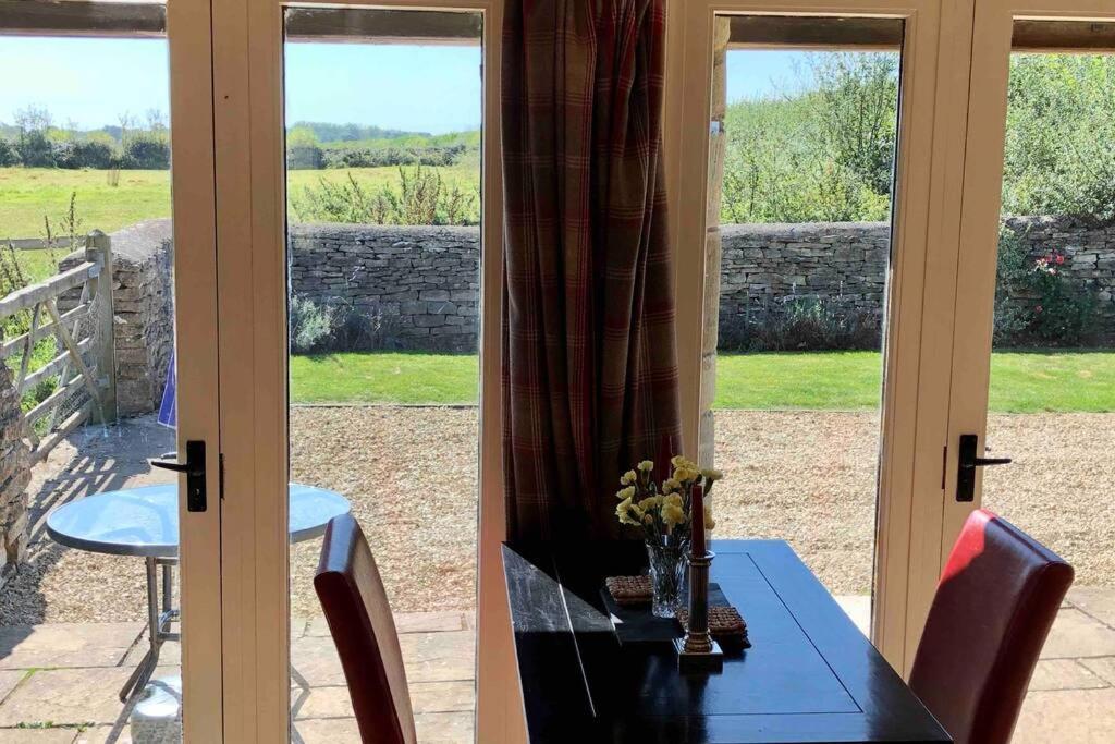 Вилла Secluded Romantic Cotswolds Barn - Sleeps 2 To 4 - Near Cirencester - Dog Friendly Kemble Экстерьер фото