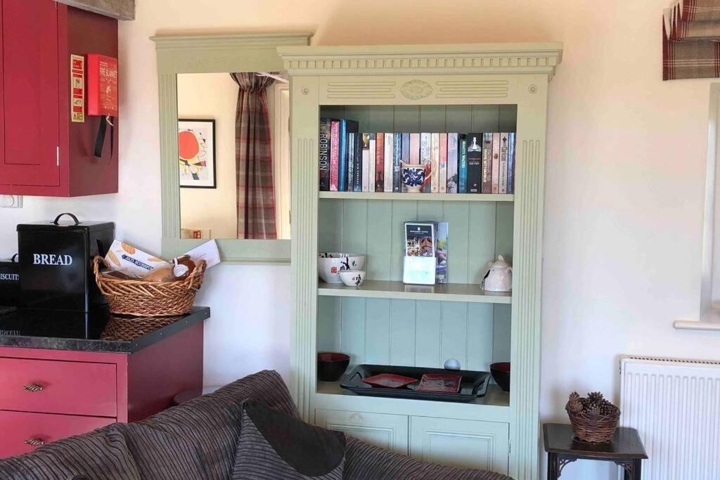 Вилла Secluded Romantic Cotswolds Barn - Sleeps 2 To 4 - Near Cirencester - Dog Friendly Kemble Экстерьер фото